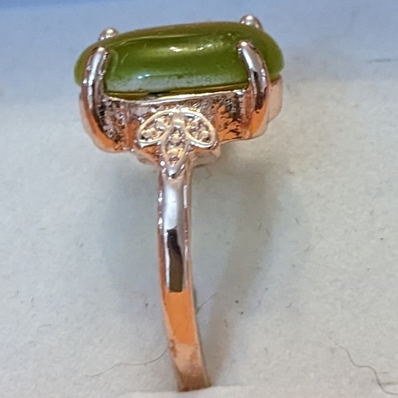 New green colored cat's eye style gold tone ring, T1B8C - Picture 2 of 3